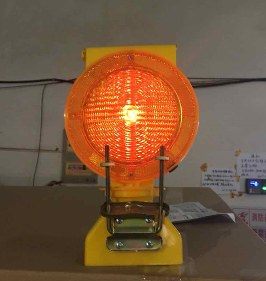 Solar Powered Amber Color Warning Light for Road Barricade